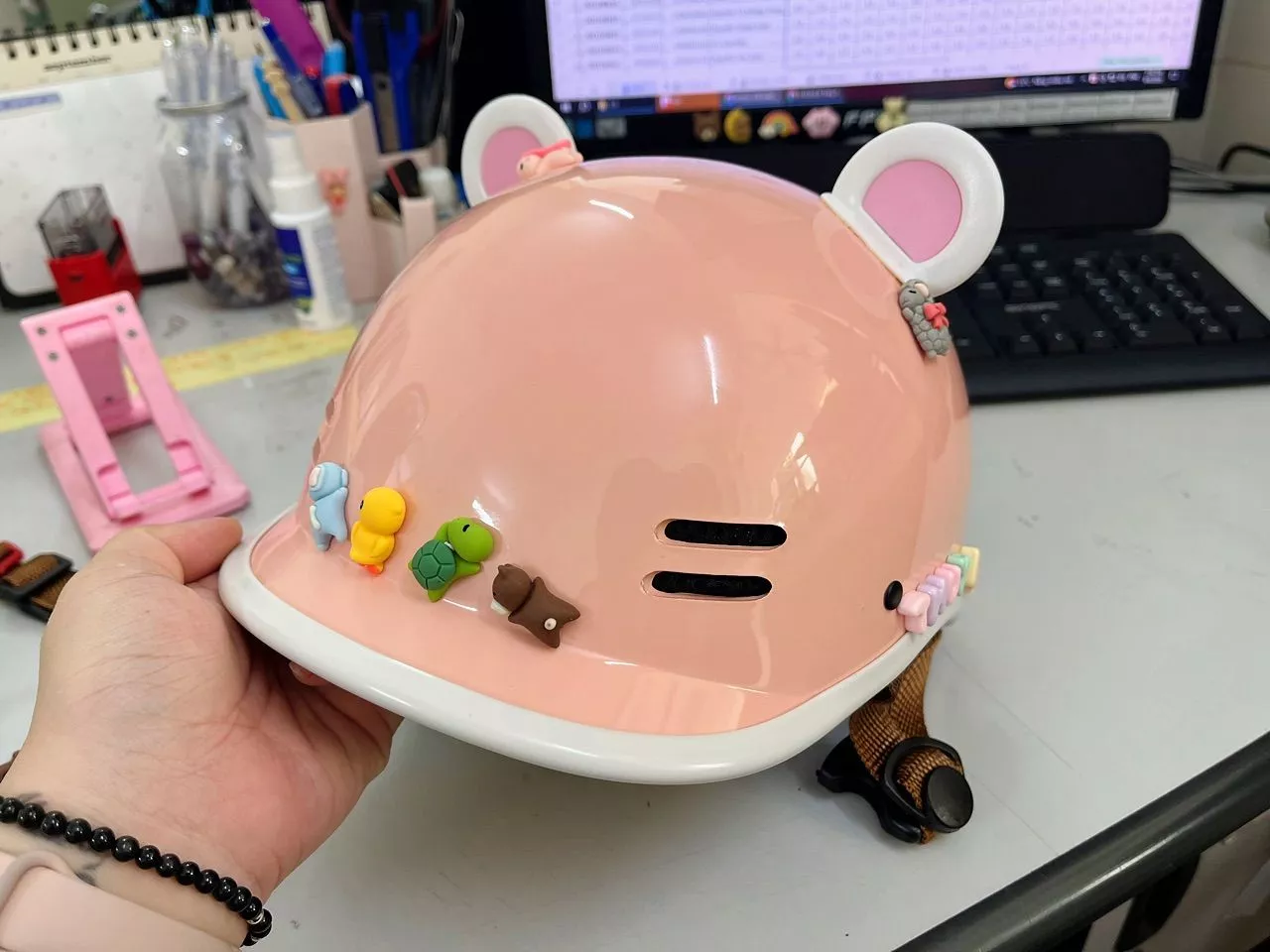 Mũ pastel pink kèm charm